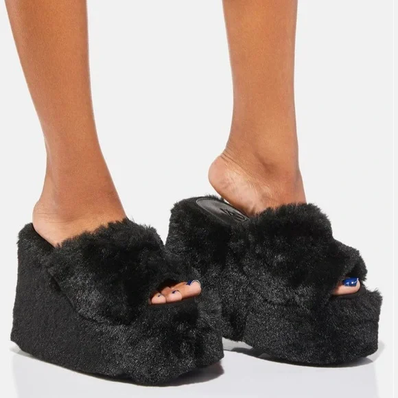 YRU Gravity Faux Fur Slides - Picture 6 of 8